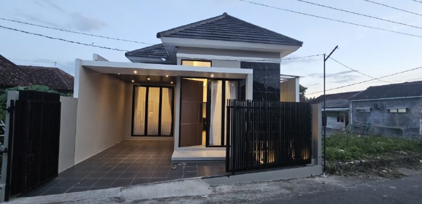 Rumah Dijual Jogja Baru Modern Tropis Furnished Dekat Sambisari dan Gerbang Tol Purwomartani Kalasan Sleman Yogyakarta