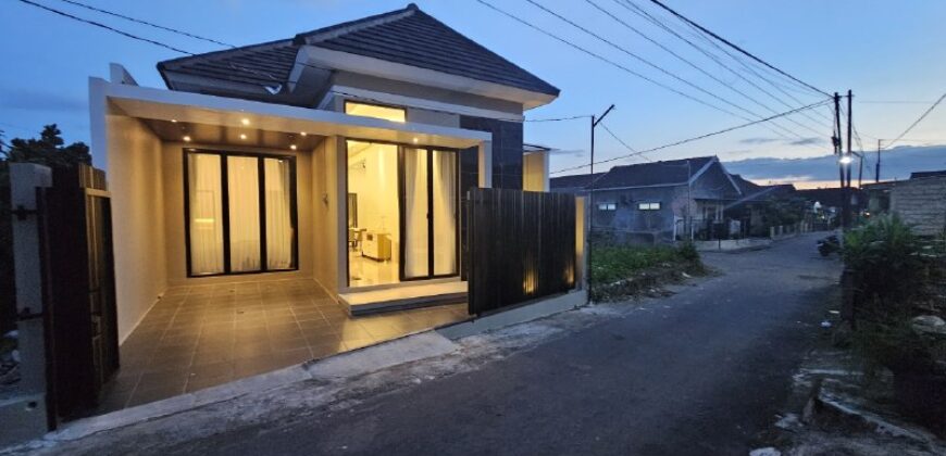 Rumah Dijual Jogja Baru Modern Tropis Furnished Dekat Sambisari dan Gerbang Tol Purwomartani Kalasan Sleman Yogyakarta