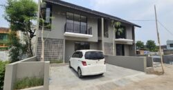 Rumah Mewah Dijual di Jogja Modern Tropis Semi Furnished Dekat Stadion Maguwoharjo Wedomartani Ngemplak Sleman