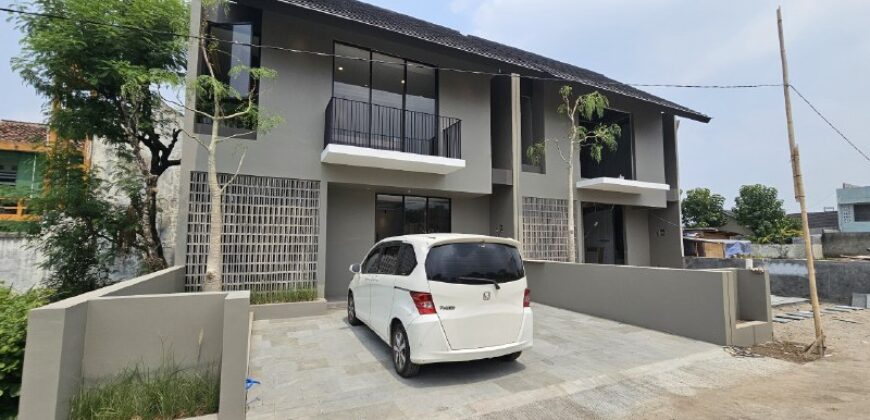 Rumah Mewah Dijual di Jogja Modern Tropis Semi Furnished Dekat Stadion Maguwoharjo Wedomartani Ngemplak Sleman