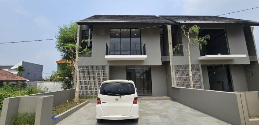 Rumah Mewah Dijual di Jogja Modern Tropis Semi Furnished Dekat Stadion Maguwoharjo Wedomartani Ngemplak Sleman
