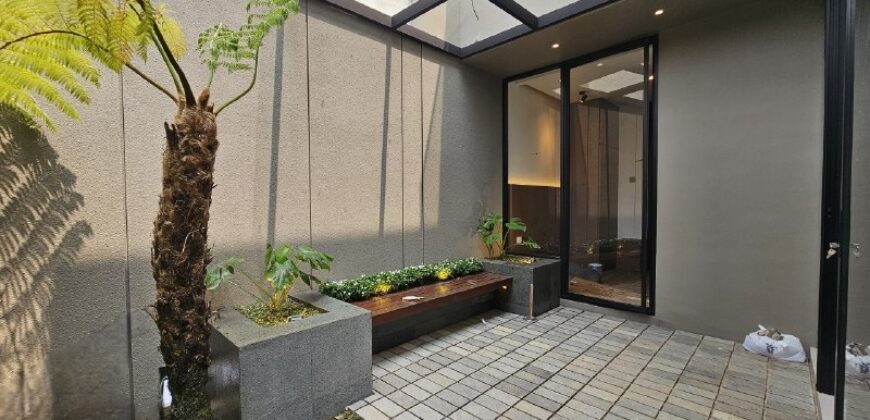 Rumah Mewah Dijual di Jogja Modern Tropis Semi Furnished Dekat Stadion Maguwoharjo Wedomartani Ngemplak Sleman