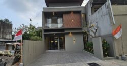 Rumah Mewah Dijual di Jogja Modern Kontemporer Semi Furnished SHM 2,15 M Wedomartani Ngemplak Sleman Yogyakarta