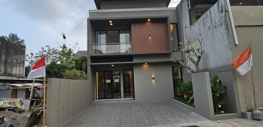 Rumah Mewah Dijual di Jogja Modern Kontemporer Semi Furnished SHM 2,15 M Wedomartani Ngemplak Sleman Yogyakarta