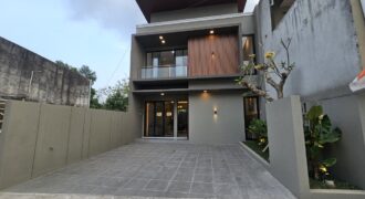Rumah Mewah Dijual di Jogja Modern Kontemporer Semi Furnished SHM 2,15 M Wedomartani Ngemplak Sleman Yogyakarta