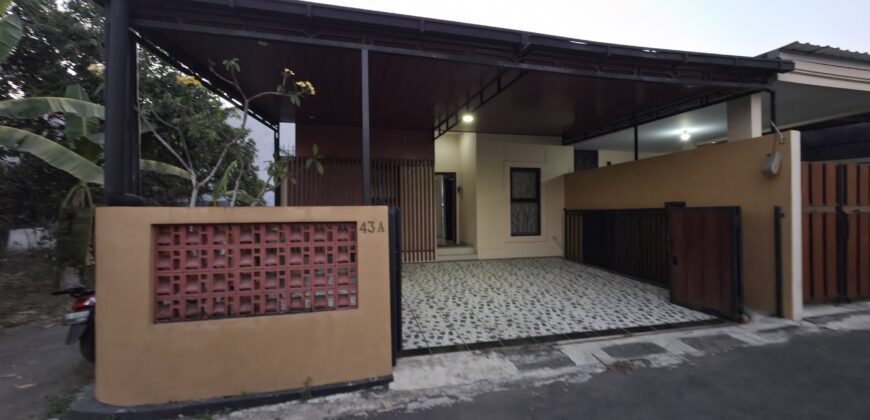 Rumah Dijual Jogja Cantik Furnished Dekat Sate Ratu dan Perumahan Bale Hinggil Jl Kaliurang Km 8,5 Tiyasan Condongcatur Depok Sleman Yogyakarta