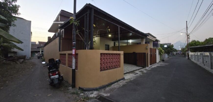 Rumah Dijual Jogja Cantik Furnished Dekat Sate Ratu dan Perumahan Bale Hinggil Jl Kaliurang Km 8,5 Tiyasan Condongcatur Depok Sleman Yogyakarta