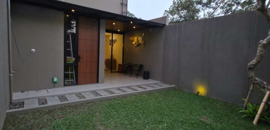Rumah Mewah Jogja Modern Kontemporer Furnished SHM 1,75 M Halaman Luas Dekat Budi Mulia Dua Wedomartani Ngemplak Sleman